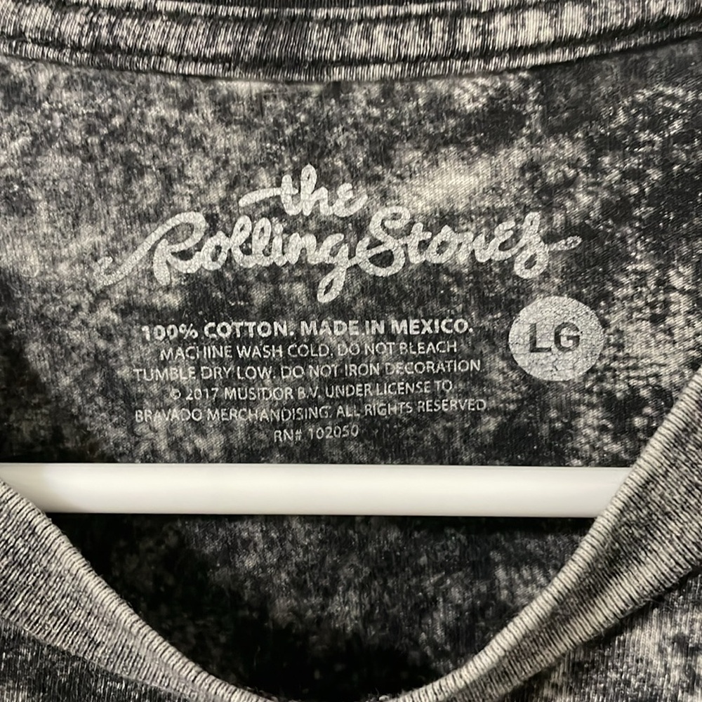 The Rolling Stones Like New Women’s Distressed Look Graphic Tee Size Large - Picture 2 of 4